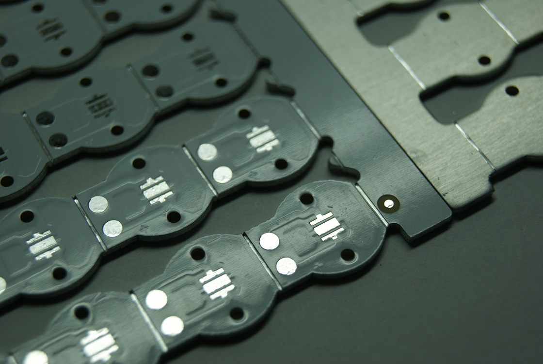 PCB kim loại dẫn nhiệt cao với lụa trắng và cầu lụa tối thiểu 0.1mm để quản lý nhiệt